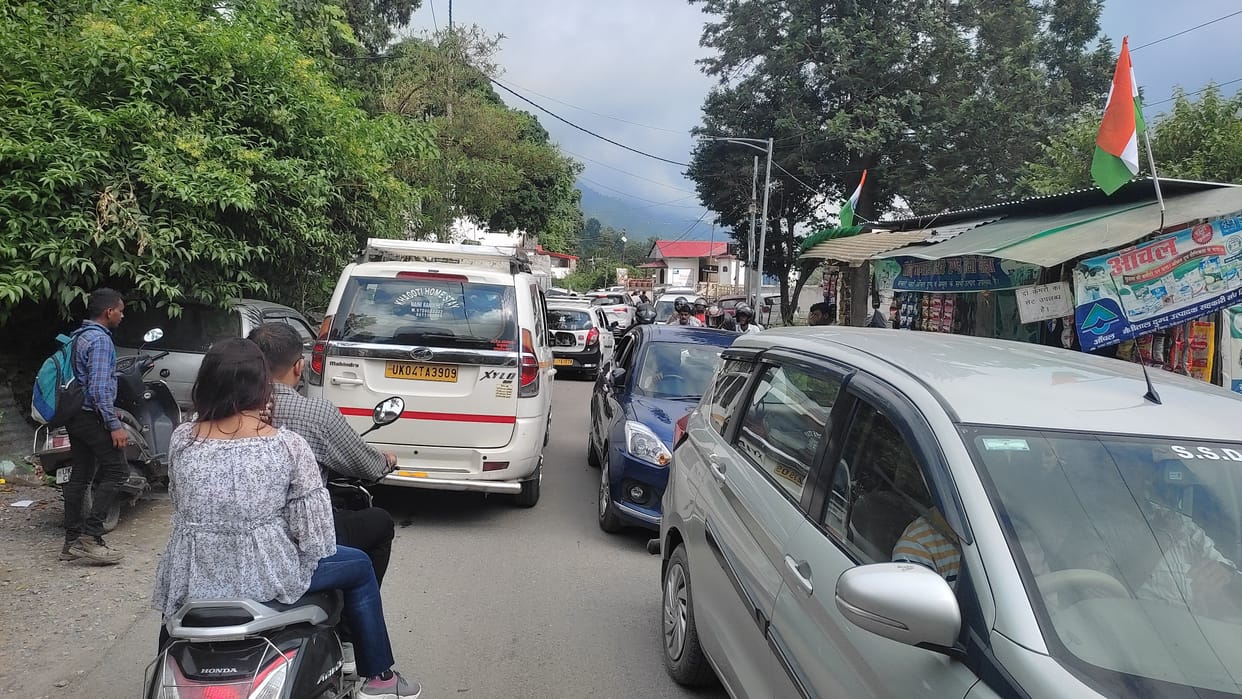 Tourists who reached Bhimtal got stuck in the jam