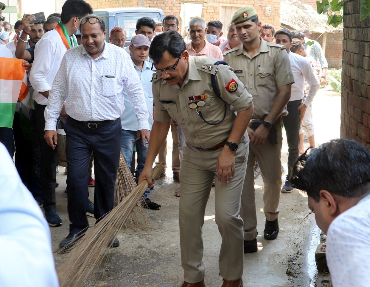 SP planted broom with students