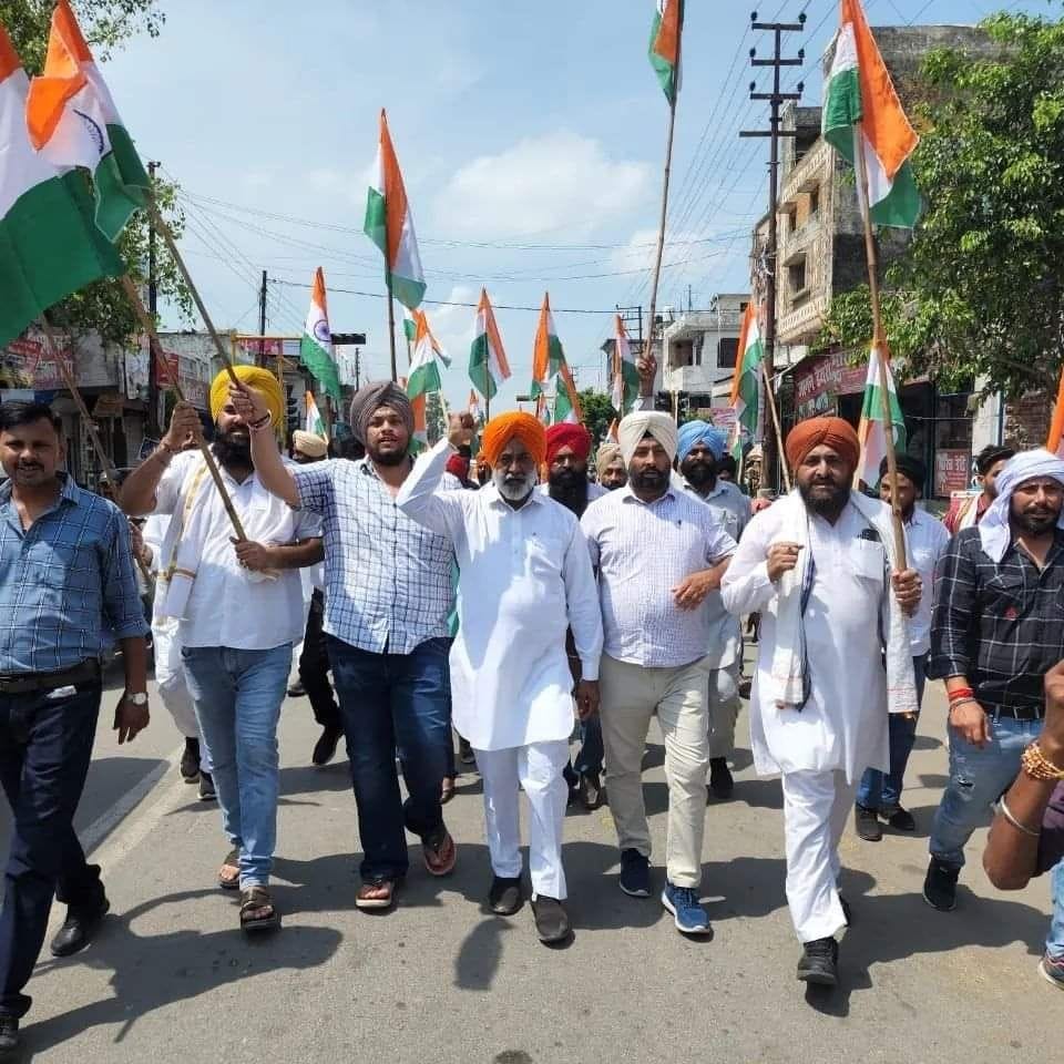 Various organizations and school children took out the tricolor yatra in Kashipur