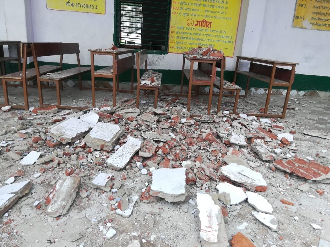 The plaster of the roof of the school fell heavily