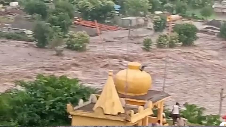 Dhar Dam News: Several feet of the dam collapsed, water flow increased rapidly