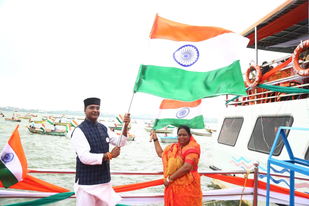 Har Ghar Tiranga: Minister Vishwas Sarang took out the tricolor yatra with 75 boats in the big pond
