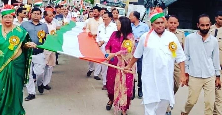 Kanpur Dehat: In Akbarpur, the MP took out a thousand feet long trip with the tricolor