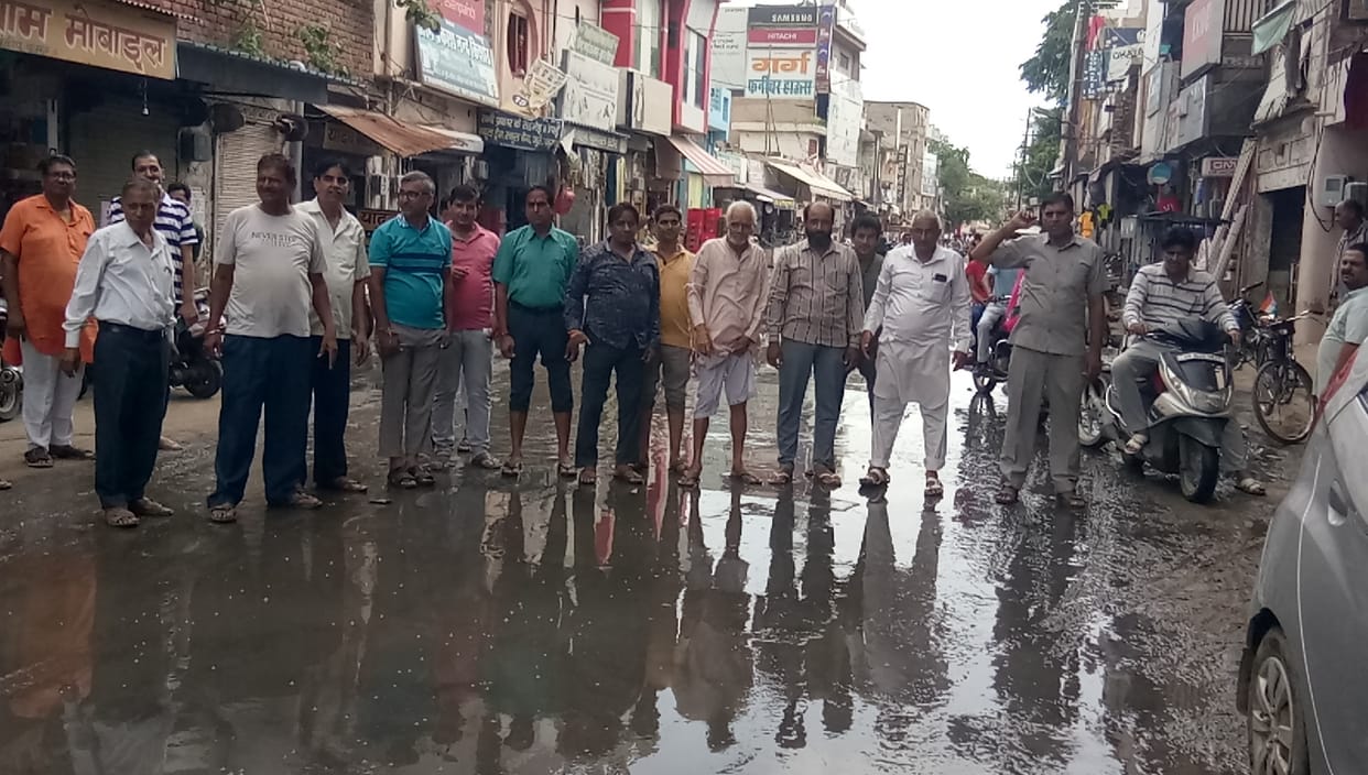 Sewer water filled on Cinema Road, shopkeepers raised slogans