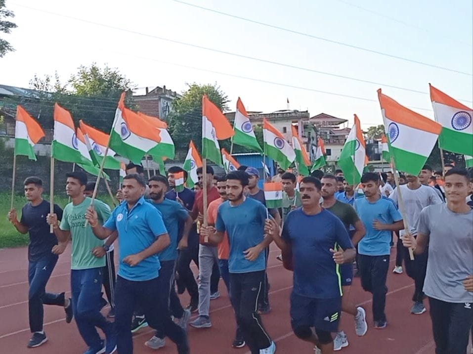 People raised slogans of Bharat Mata ki Jai with tricolor in their hands