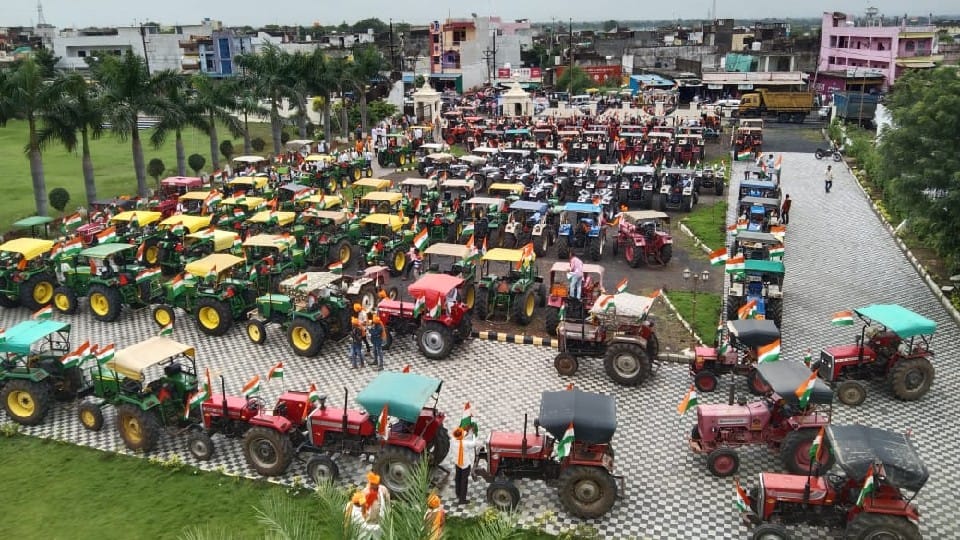 Azadi Ka Amrit Mahotsav: Tiranga tour of tractors in Harda, thousands of farmers wearing dhoti-kurta join