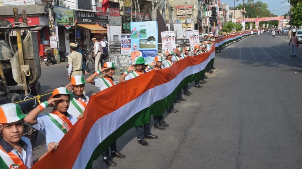 Four thousand students formed human chain with 2022 meter long tricolor in Rohtak