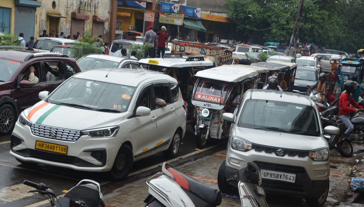 Mathura: Roads of Vrindavan jammed for nine hours, and Vrindavan police kept sleeping