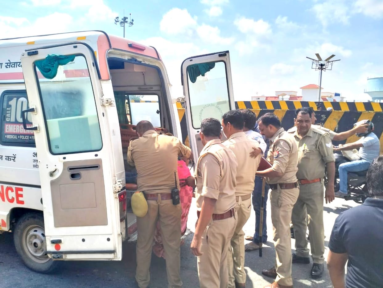High speed truck and bike collision in Unnao, father-son died, mother-son condition critical