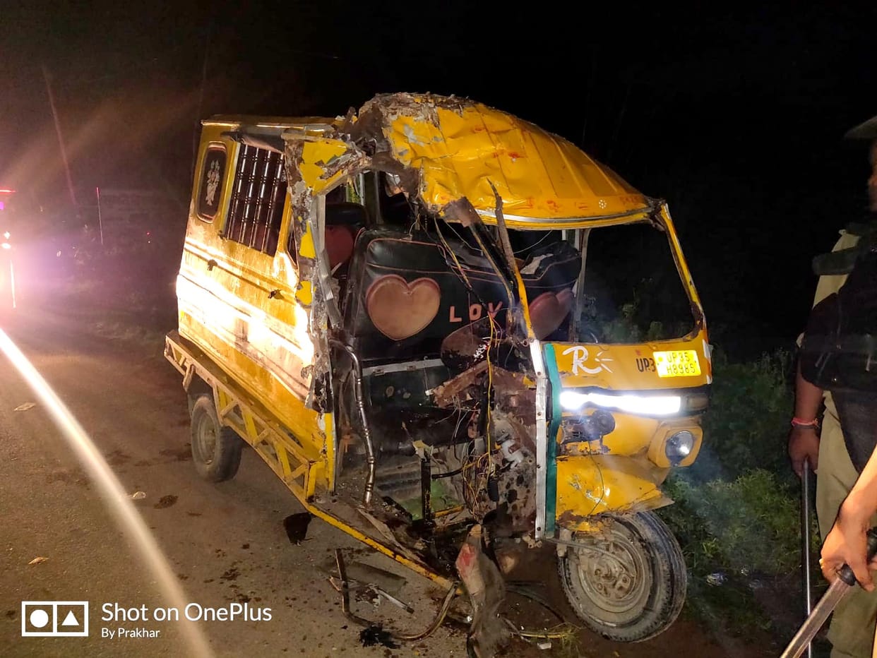 Tempo driver dies due to dumper collision in Unnao, 13 injured and six serious, angry mob vandalized