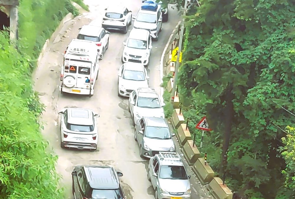 New Year 2024 Heavy Traffic Jam on Mussoorie Dehradun Road during Tourist Return