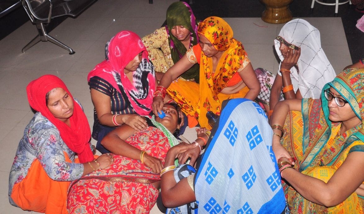 Mathura: Uproar over the death of the mother in nursing home, vandalism