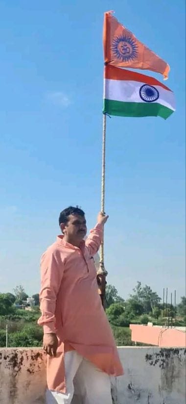 Mathura: BJP District General Secretary put the flag of the organization on the tricolor