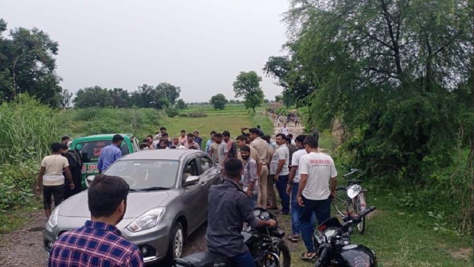 Lightning fell in Mathura death of two women sitting near tree
