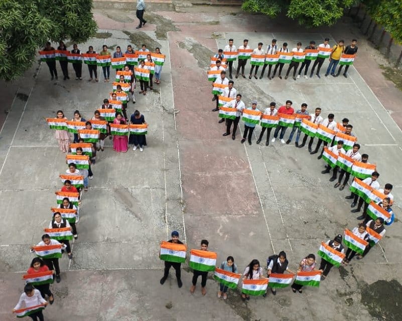 Tricolor in hands, tricolor yatra taken out with Bharat Mata's cheers