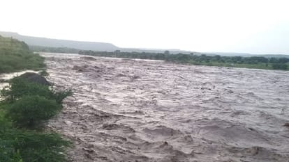 Dhar Dam News: Several feet of the dam collapsed, water flow increased rapidly