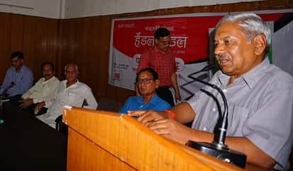 Emphasis on linking literature with social media