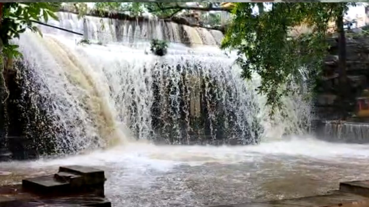 Shivpuri administration stopped tourists from visiting Bhadaiya Kund due to heavy rain