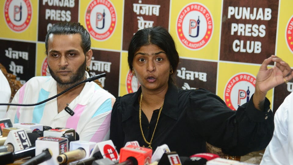 Jyoti Nooran of famous Sufi singer Nooran Sisters ended her rift with her husband Kunal Pasi in Jalandhar
