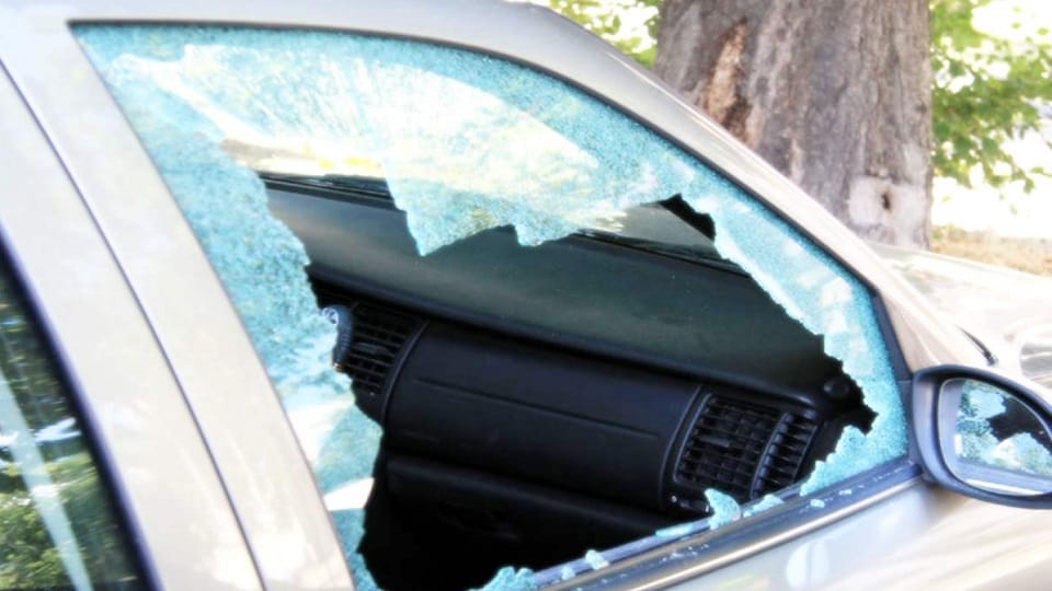 E rickshaw driver vandalizes car on Gandhi Stadium Road in Pilibhit