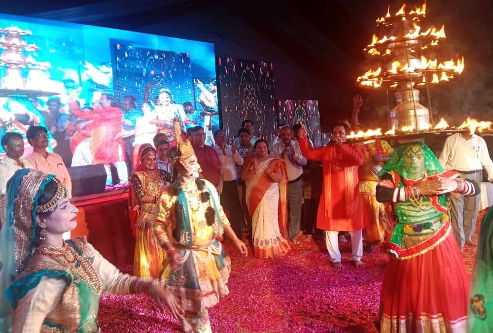 Mahoba: Vrindavan was seen in Kajali fair due to peacock dance and Holi of flowers