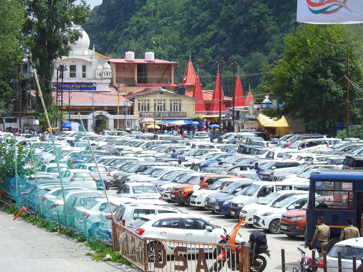 Such crowds of tourists gathered from the parking to the hotel