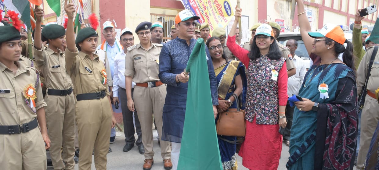 Kanpur Dehat: In Akbarpur, 3448 students took out the tricolor march, the commissioner showed the green signal