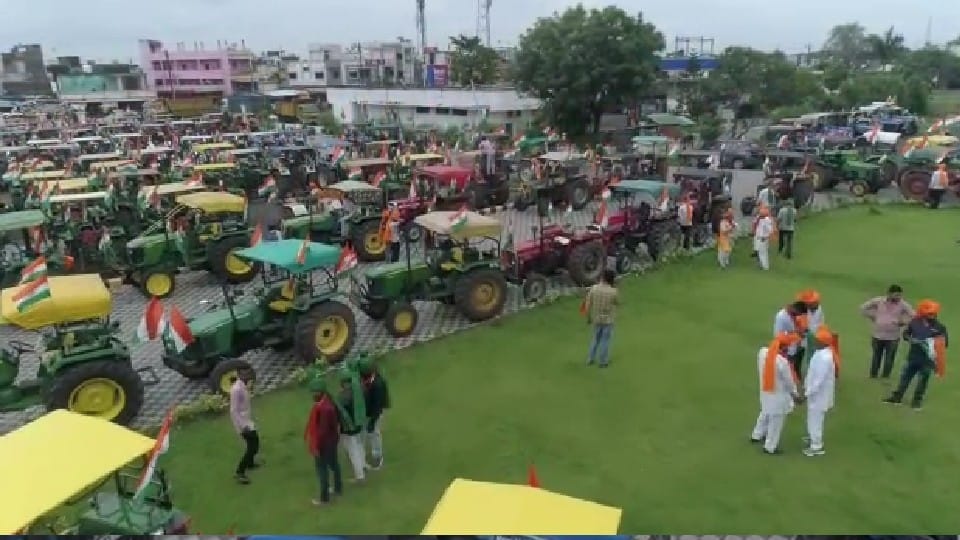 Azadi Ka Amrit Mahotsav: Tiranga tour of tractors in Harda, thousands of farmers wearing dhoti-kurta join