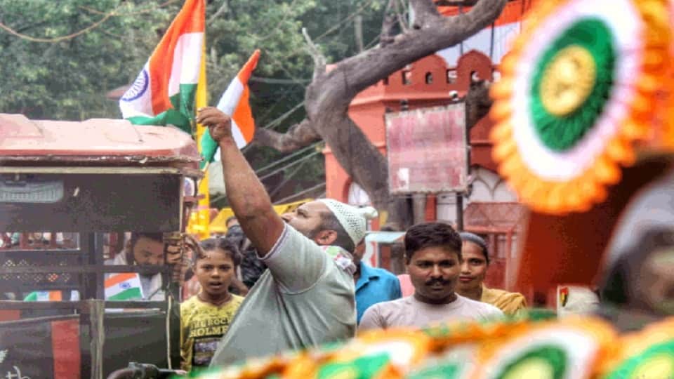 along with tricolor in every house tiranga seen in every where on the streets of delhi on sunday
