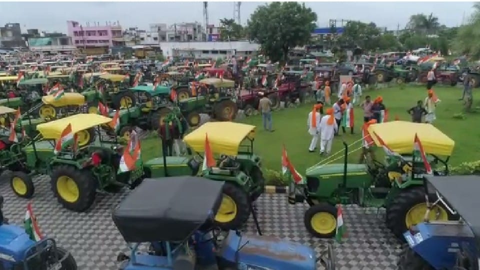 Azadi Ka Amrit Mahotsav: Tiranga tour of tractors in Harda, thousands of farmers wearing dhoti-kurta join
