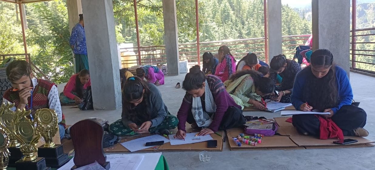 mandi news himachal news jogindera devi won painting competition thunag mandi