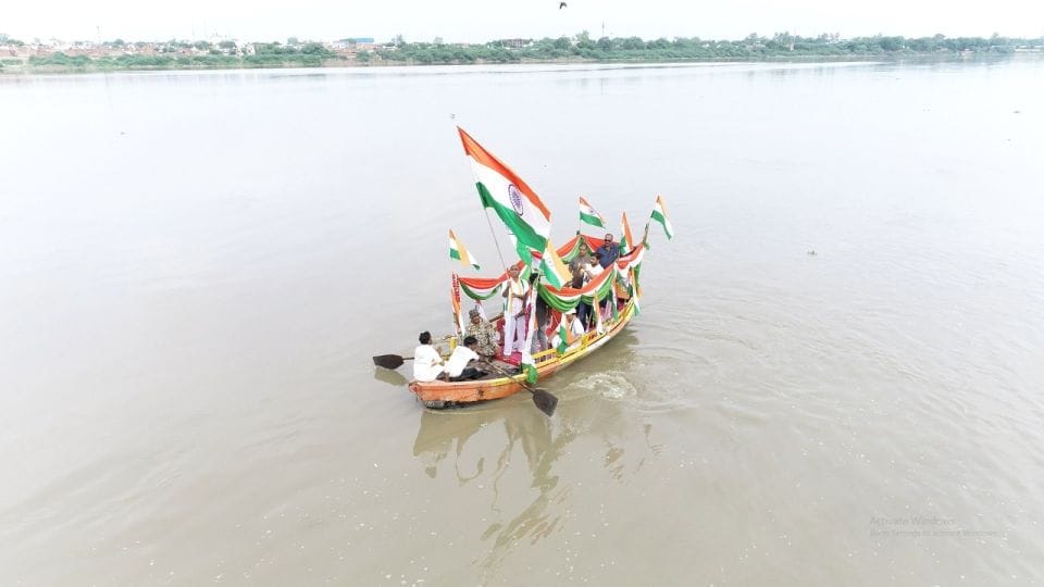 Agra Mayor Naveen Jain took out Tiranga yatra on boats in Yamuna river