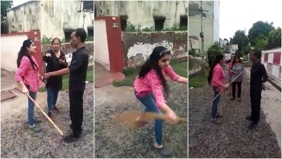 woman beat the guard with stick on road in Agra