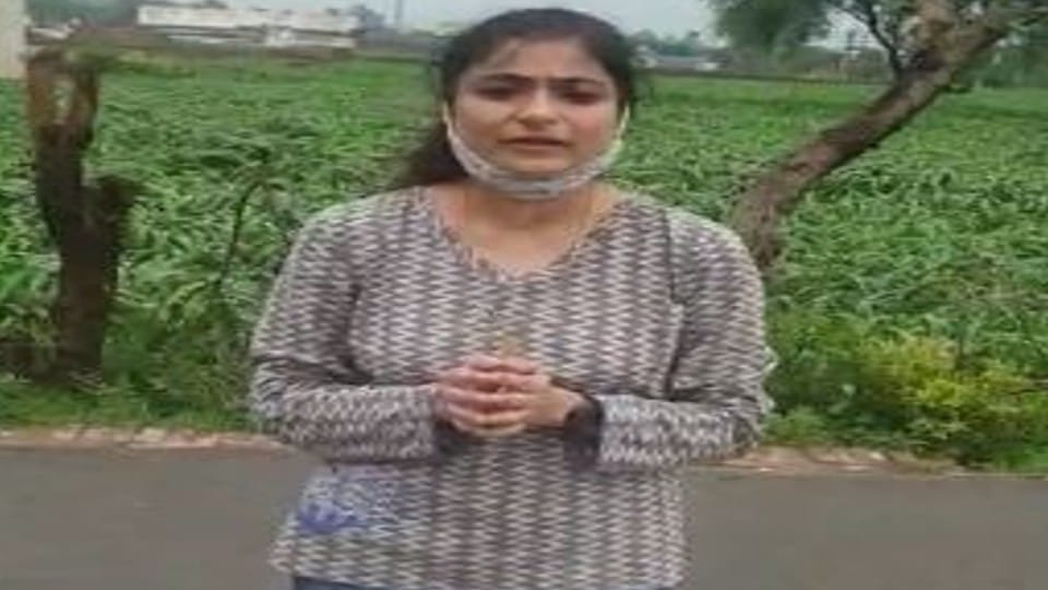 woman beat the guard with stick on road in Agra