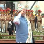 लाल किले पर सलामी देते पीएम मोदी