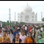ताजमहल में पर्यटकों की भीड़
