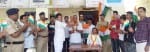 विभाजन विभीषिका स्मृति दिवस पर बुजुर्ग को सम्मनित करते स्टेशन मास्टर।