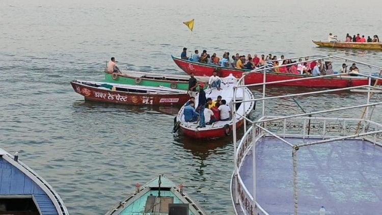 Ban On Small Boats In Ganga In Varanasi Fine For Over Riding Motorboats Amar Ujala Hindi News 0410