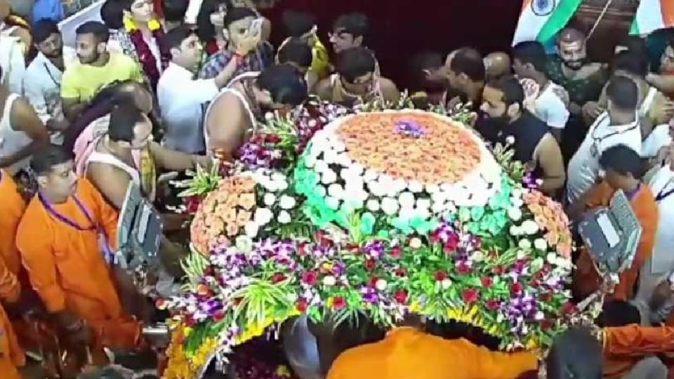 Mahakal: Baba's palanquin adorned with three colors of flowers on the first Monday of Bhadau month