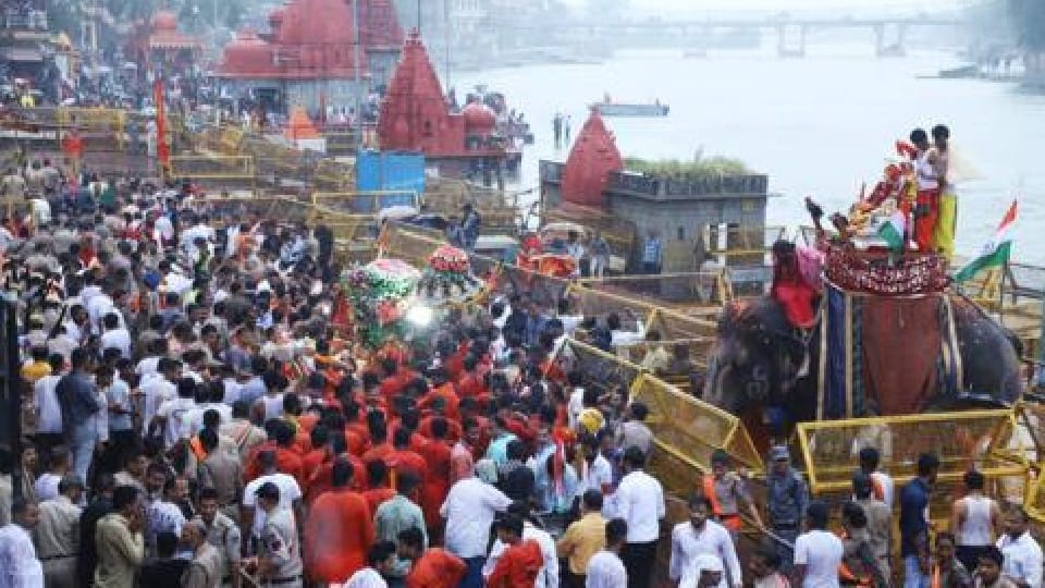 Mahakal: Baba's palanquin adorned with three colors of flowers on the first Monday of Bhadau month