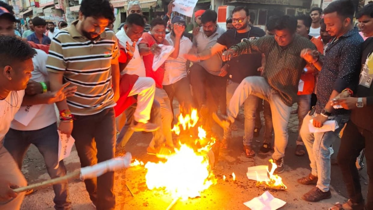 AMU Vice Chancellor did not meet BJP leaders, burnt effigy