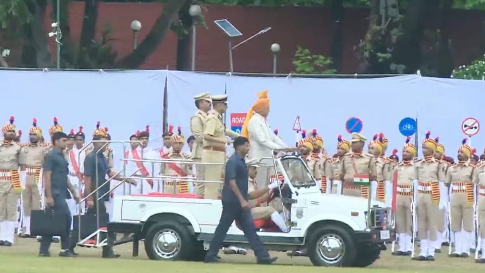 Chandigarh Administrator Banwarilal Purohit Hoist national flag at Parade Ground in Chandigarh Sector 17