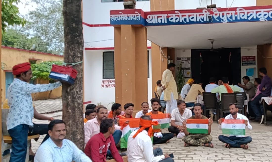 A symbolic demonstration at the police station carrying the tricolor