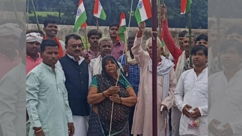 75 year old female sarpanch hoisted the flag on the 75th anniversary of independence in Chhatarpur