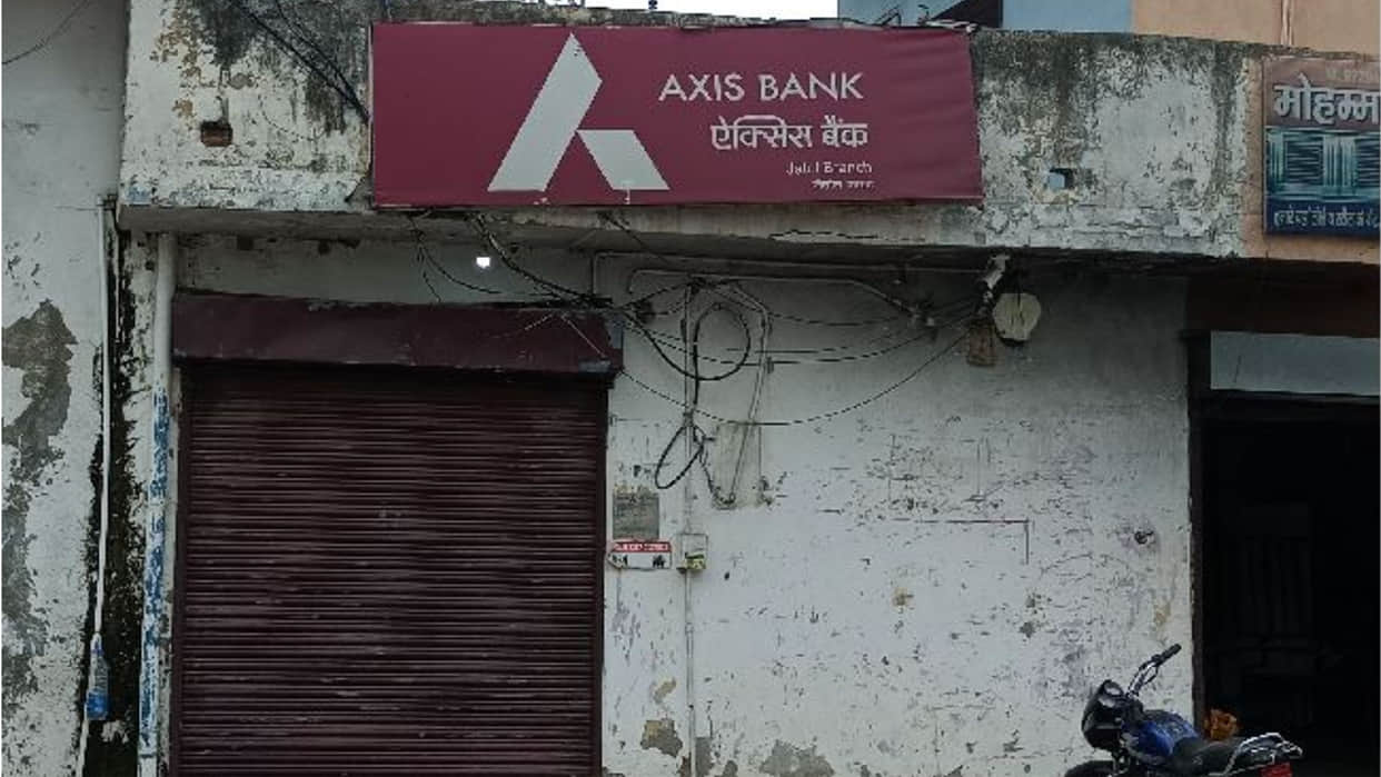 Thieves enters in Axis Bank for the third time, stole cash worth Rs 1.06 lakh