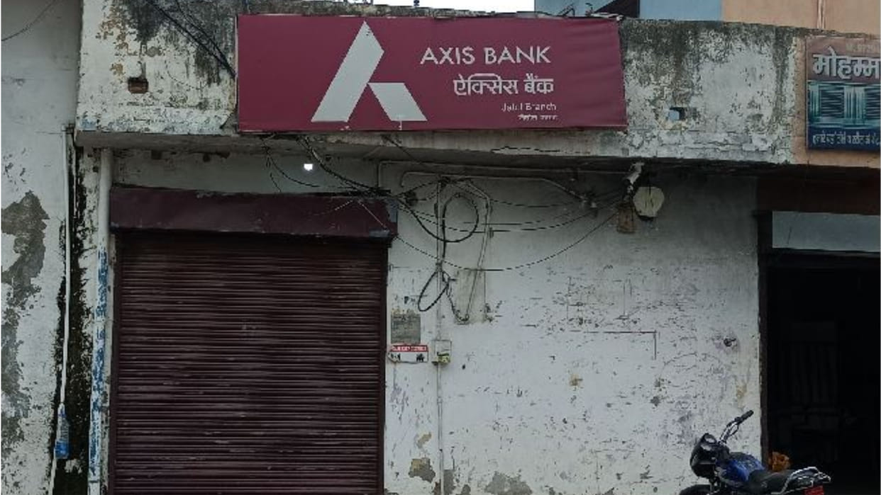 Thieves enters in Axis Bank for the third time, stole cash worth Rs 1.06 lakh