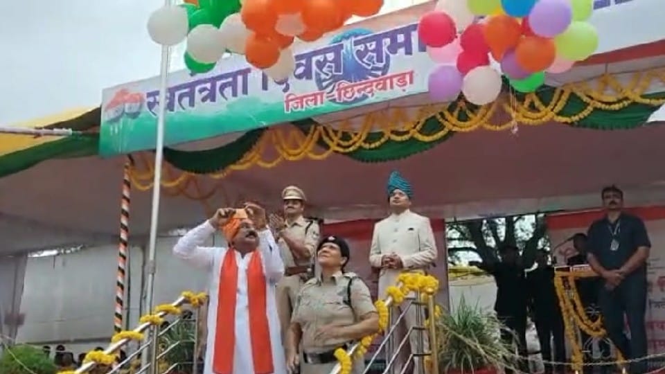 Independence Day: Minister in charge Kamal Patel hoisted the flag, honored those who did good work