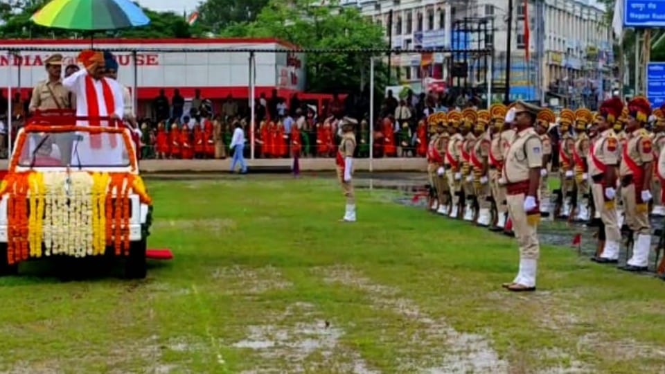Independence Day: Minister in charge Kamal Patel hoisted the flag, honored those who did good work