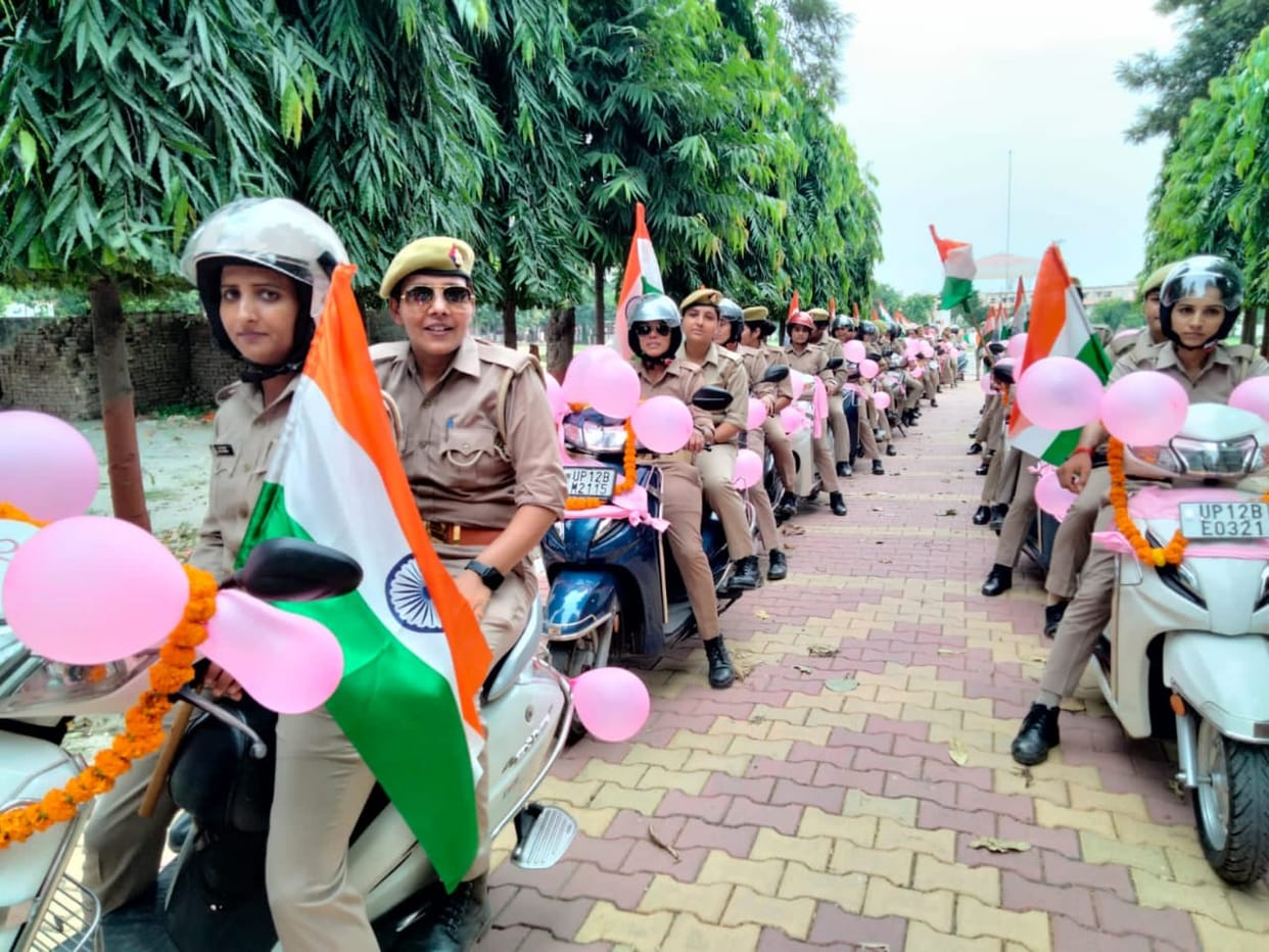 Police tricolor marchpast on the highway, 75 policemen honored