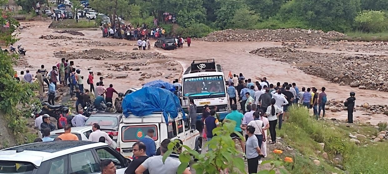 Uttarakhand Weather: Dhangarhi drain overflows, passengers upset